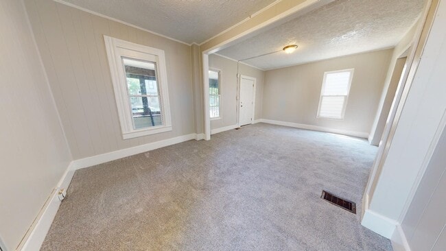 Building Photo - Huge 4 Bedroom Single Family House - almost 1500 SQ FT!