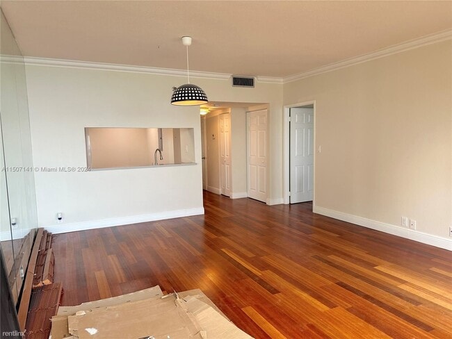 Building Photo - 1 br, 1.5 bath Condo - 520 Brickell Key Dr...