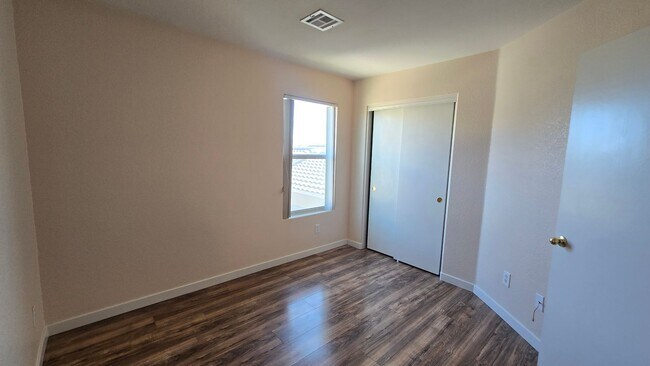 Building Photo - 2 story, 2 car garage, 4 bedroom, All appliances. move in ready home !