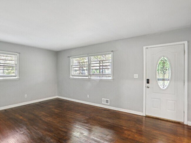 Building Photo - 3 Bedroom Duplex in Decatur