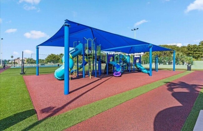 Building Photo - 1800 NE 114th St