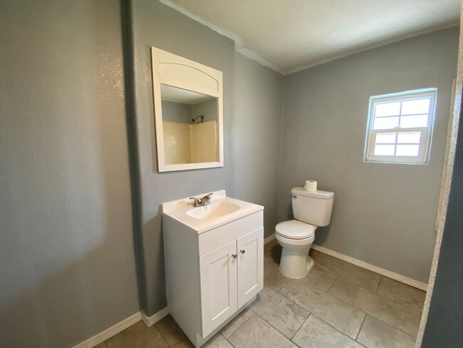 Building Photo - 2 bedroom, 1 bath Home!