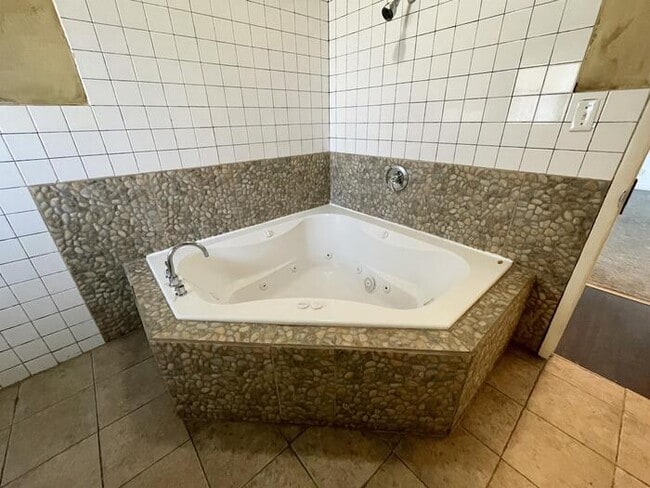 Building Photo - Spacious Taylorsville Home