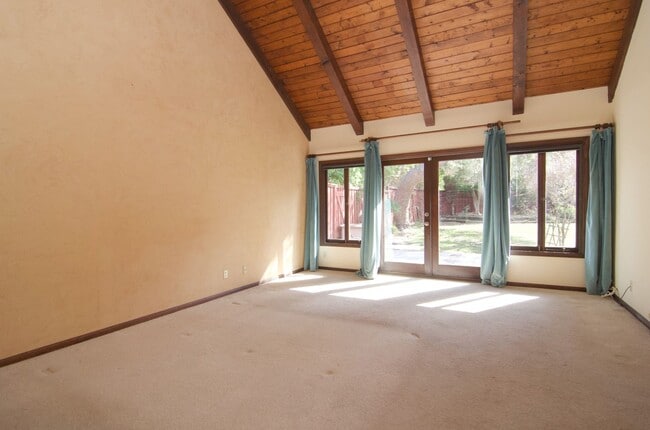 Building Photo - Charming Craftsman Home for Rent in Costa Mesa