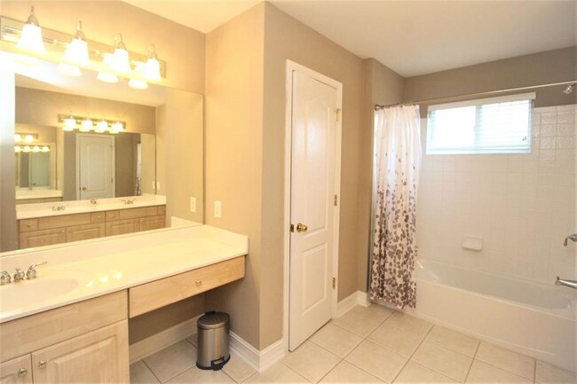 Building Photo - 1060 River Valley Dr