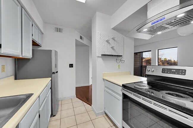 Building Photo - $1,495.00 - 1 Bedroom, 1 Bathroom Condo in Lakewood with Cozy Fireplace!