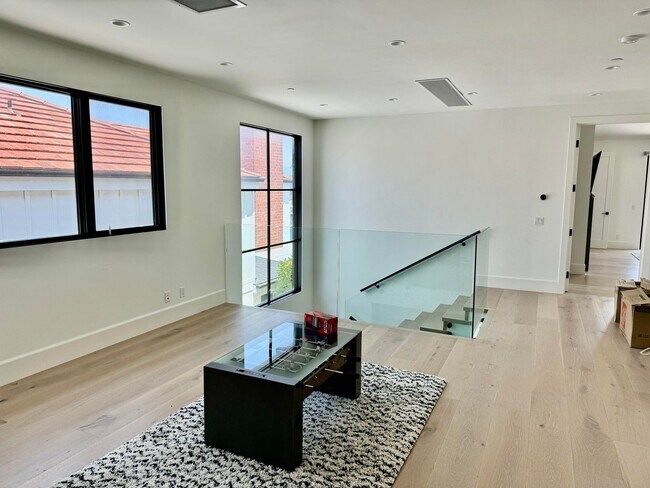 Building Photo - Stunning Waterfront Home in the Channel Islands Harbor.