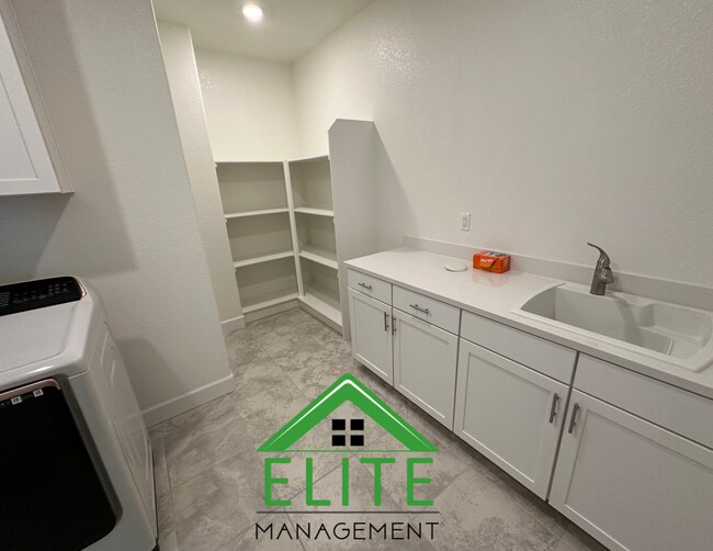 Building Photo - Spacious 5-Bedroom Home with Private In-La...