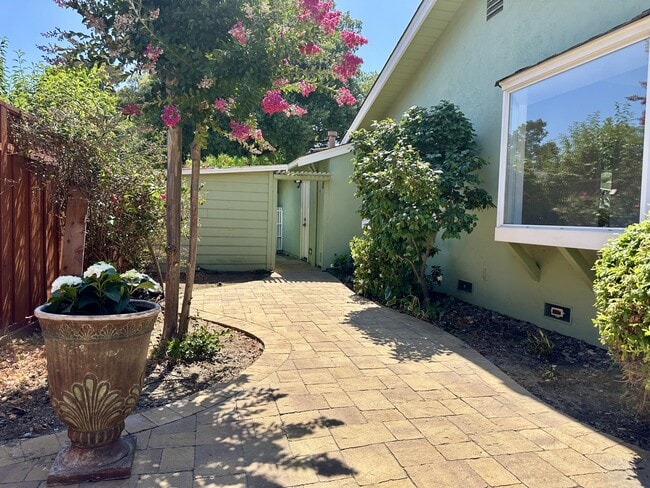 Building Photo - 1633 Honfleur Dr