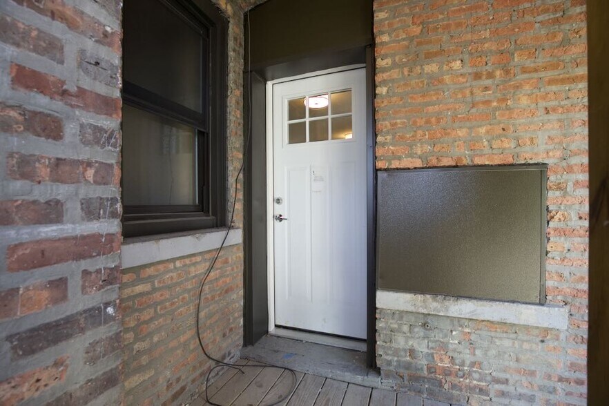 Building Photo - 3942 N Janssen Ave