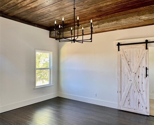 Building Photo - 305 Hall St