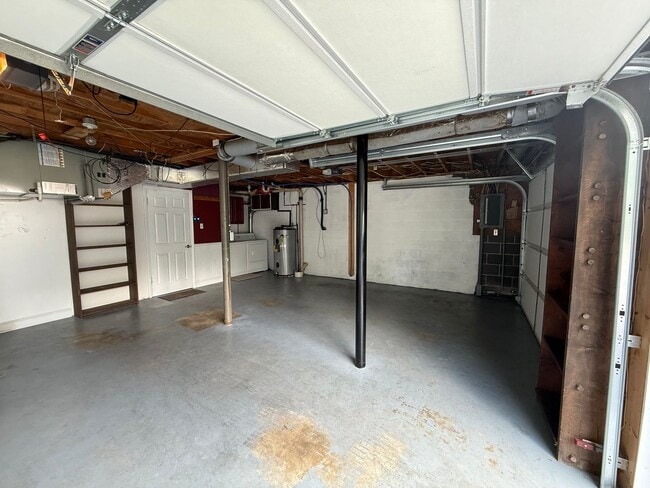 Building Photo - 3-4 bedroom 2 bath split foyer for rent