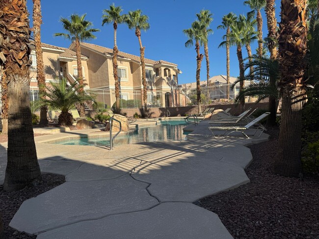 Building Photo - Ground Floor Unit with Tile Floors & Commu...