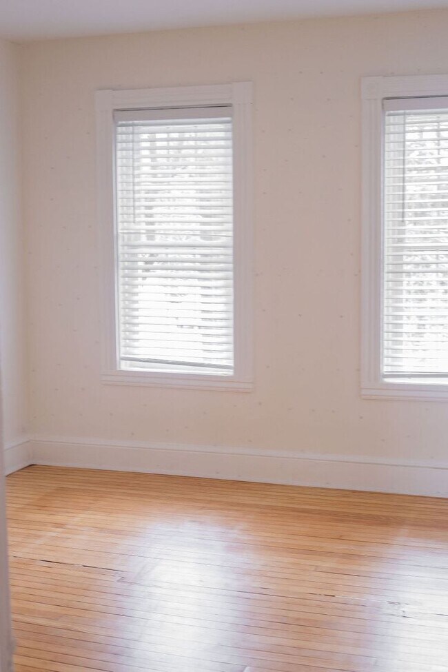 Building Photo - 220 W Chestnut St