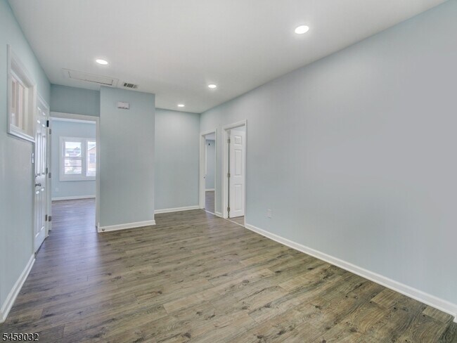 Building Photo - 27 Honiss St