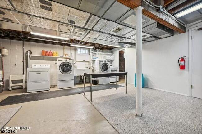 Building Photo - 545 Trinity Pl