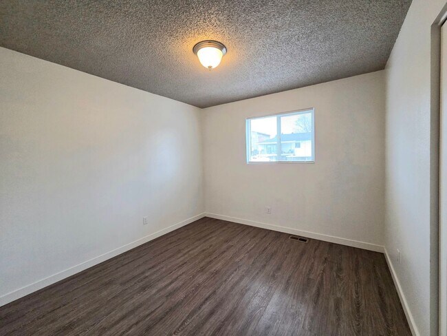 Building Photo - **Charming 3 Bedroom + Bonus, 2.5 Bath House for Rent in Desirable East Wenatchee**