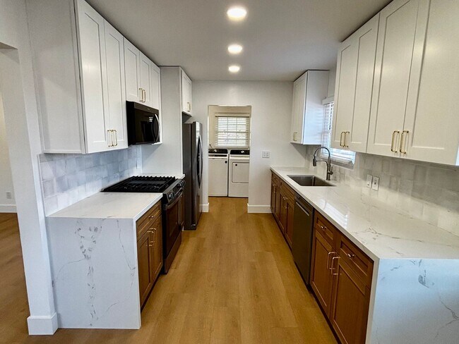 Building Photo - Newly Renovated 3 Bed/1 Bath- Allied Gardens