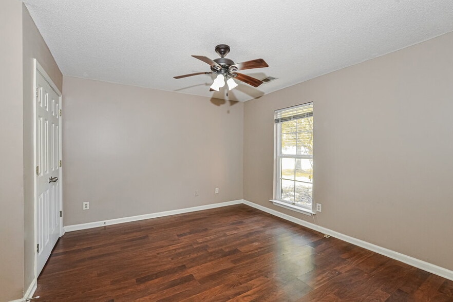 Building Photo - 4064 Sidlehill Dr