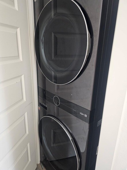 Building Photo - 6028 Lewis St