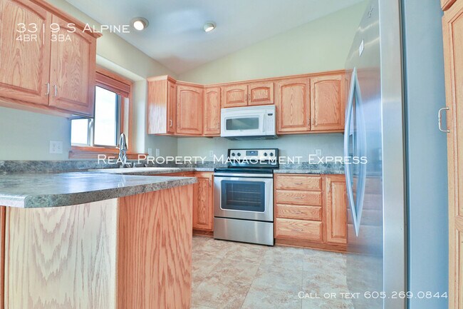 Building Photo - Perfect 4 bedroom 3 bathroom home 2200 sq ft!