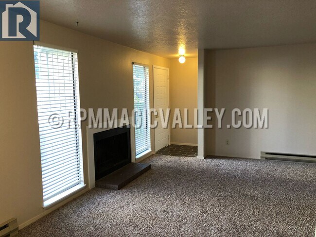 Building Photo - 747 Meadows Dr