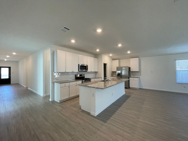 Building Photo - Luxury Vinyl Plank (No Carpet) /  Fridge I...