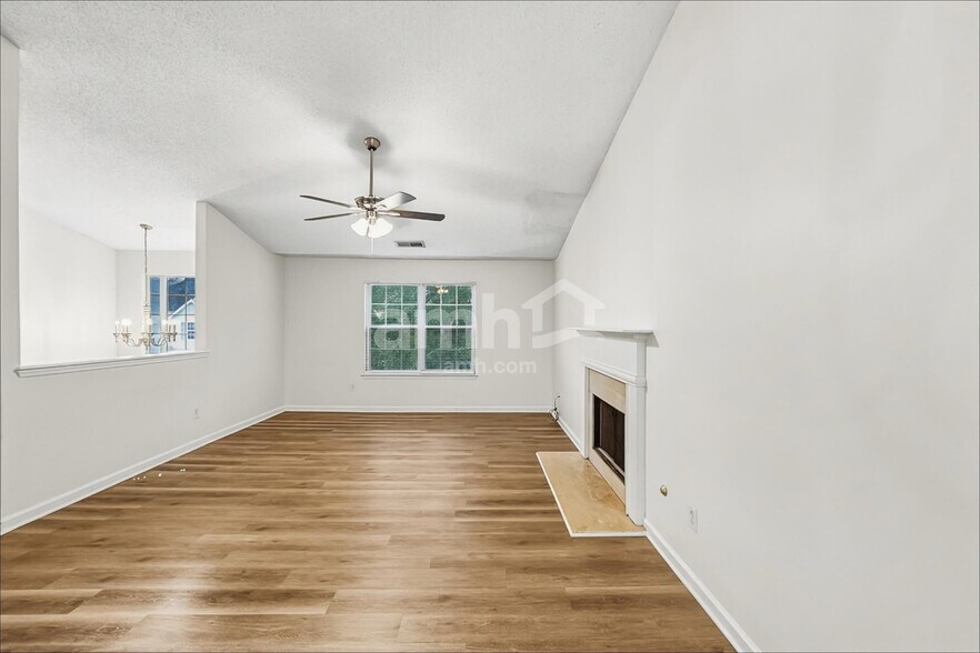 Building Photo - 4238 Zephyrhills Dr