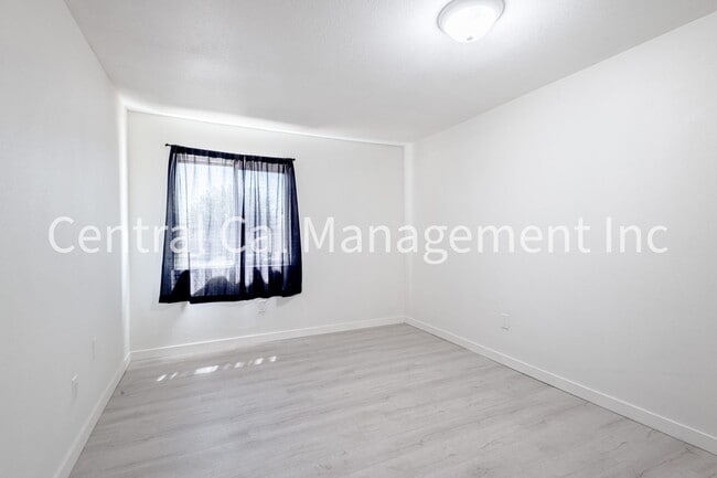 Building Photo - 1313 E Planz Rd