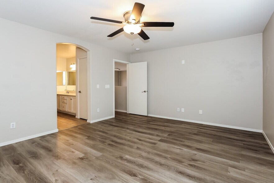 Building Photo - 41386 N Cambria Dr