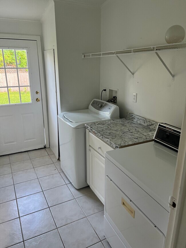 Building Photo - 2373 SW Wynnewood St