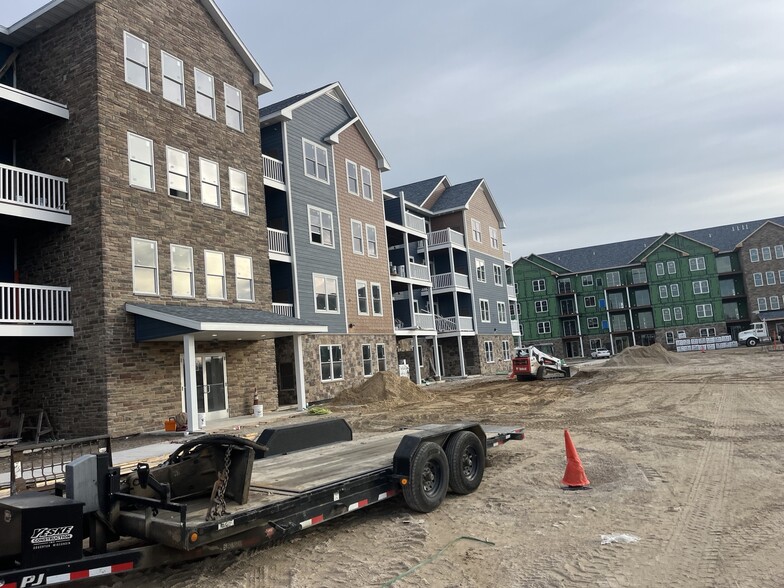 Building Photo - Falcon Ridge Apartments