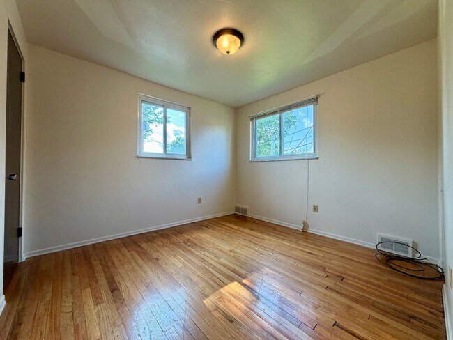 Building Photo - Outstanding 2 Bedroom in Cheswick with Central A/C & Yard! Call Today!