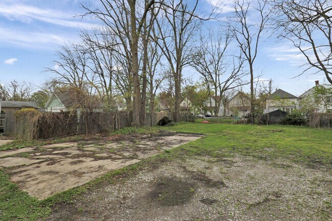 Building Photo - 1136 W Allegan St