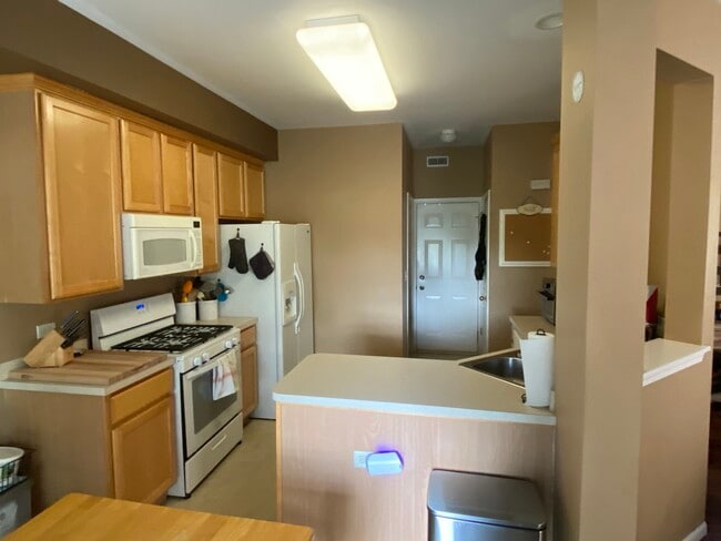 Building Photo - 3260 Bromley Ln