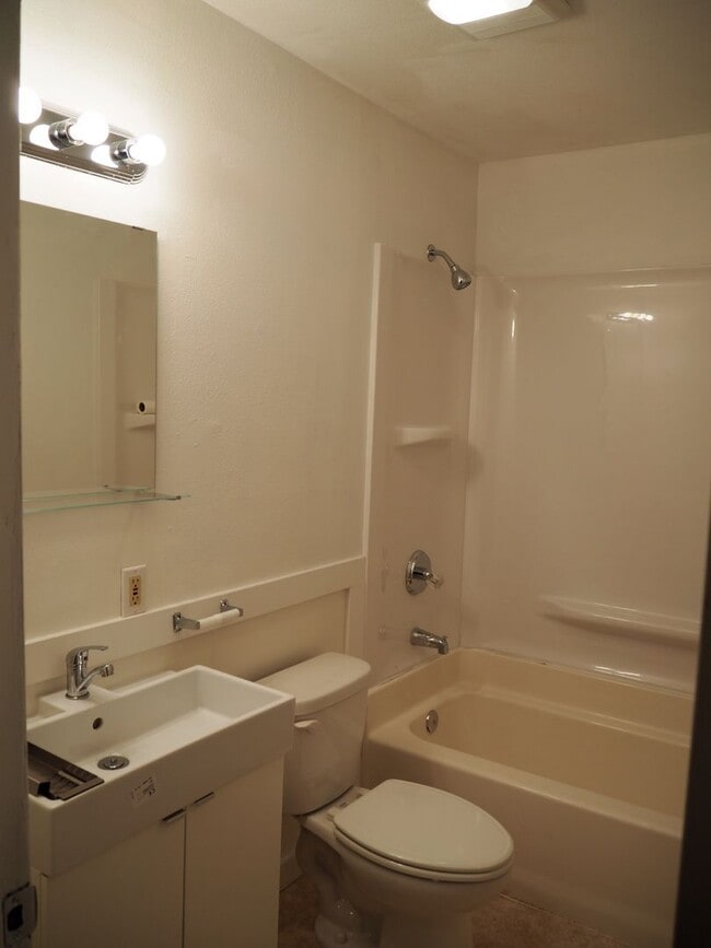 Building Photo - Updated, upstairs 2-bdrm/1-bath triplex apt—On-site w/d, off-street parking, near downtown St. Johns