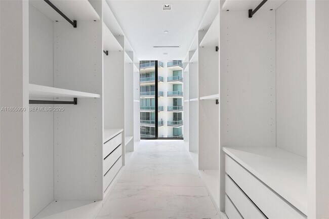 Building Photo - 1000 Biscayne Blvd