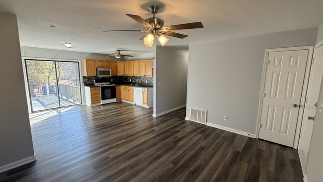 Building Photo - 110 Central Lake Dr