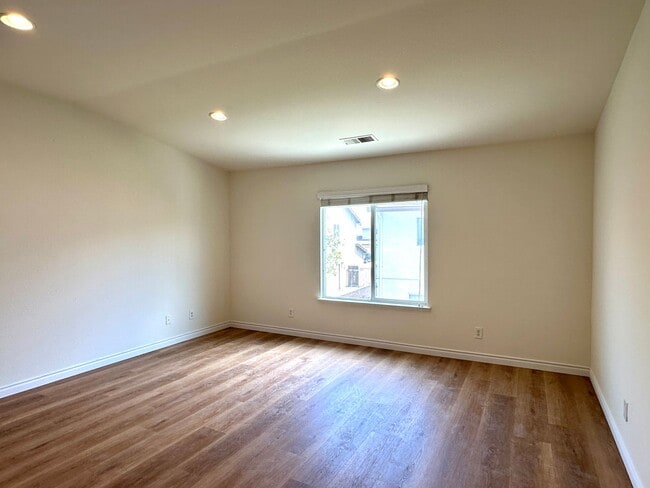 Building Photo - Spacious Family Oasis in the Heart of East...