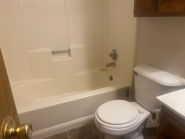 Building Photo - 612 E Madison St