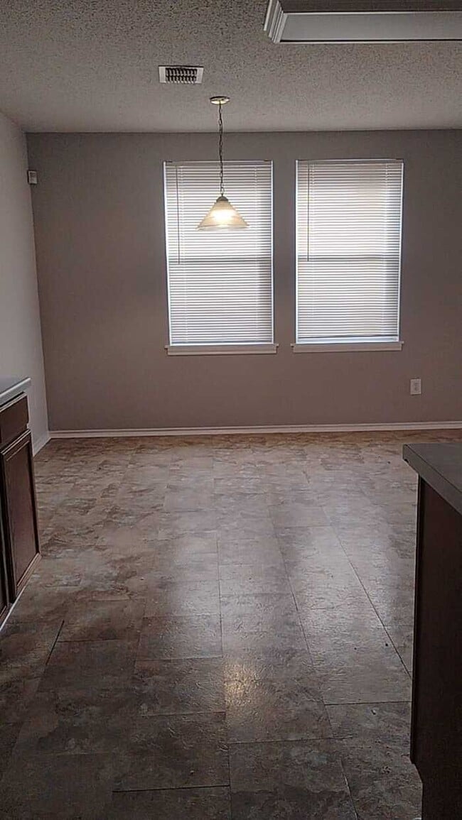 Building Photo - 1721 Baxter Springs Dr