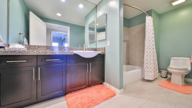 Building Photo - Beautiful 3 Bed/ 2.5 Baths Condo