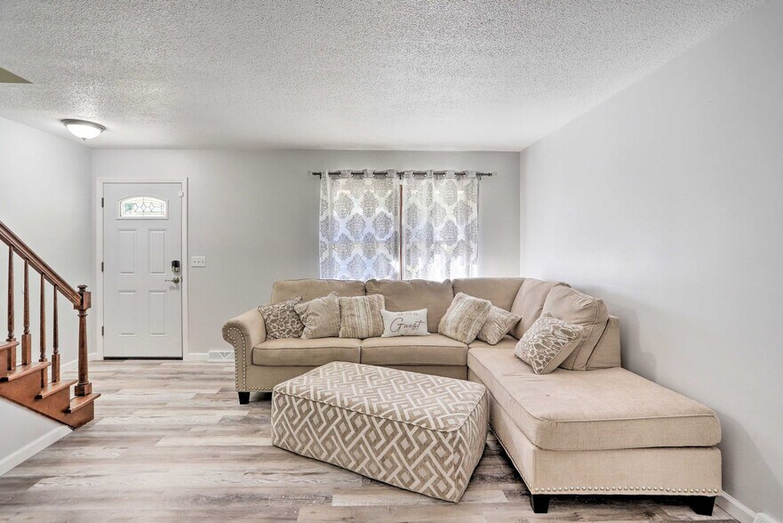 Building Photo - 6834 Woodmeadow Dr