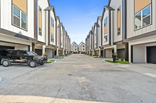 Building Photo - 1307 Oak Tree Dr