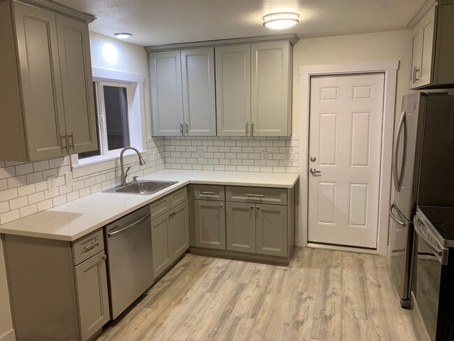 Building Photo - 15722 SE Oatfield Rd