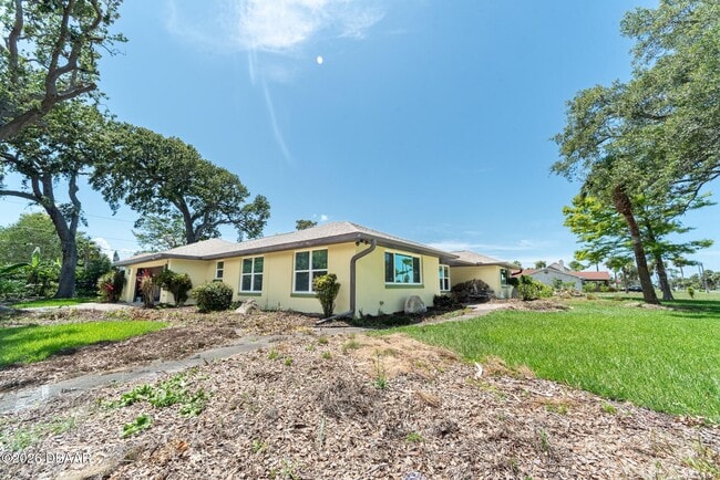 Building Photo - 864 S Beach St