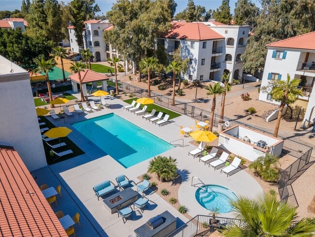 Building Photo - Solas Glendale