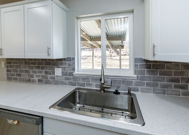 Building Photo - Newly Remodeled 5 Bed Home with Huge Yard