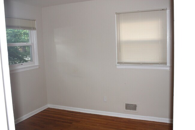 Building Photo - 23 James St