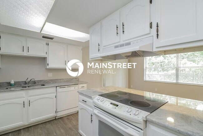 Building Photo - 4 Bedroom Pet-Friendly Home in Orlando, FL with Main Street Renewal